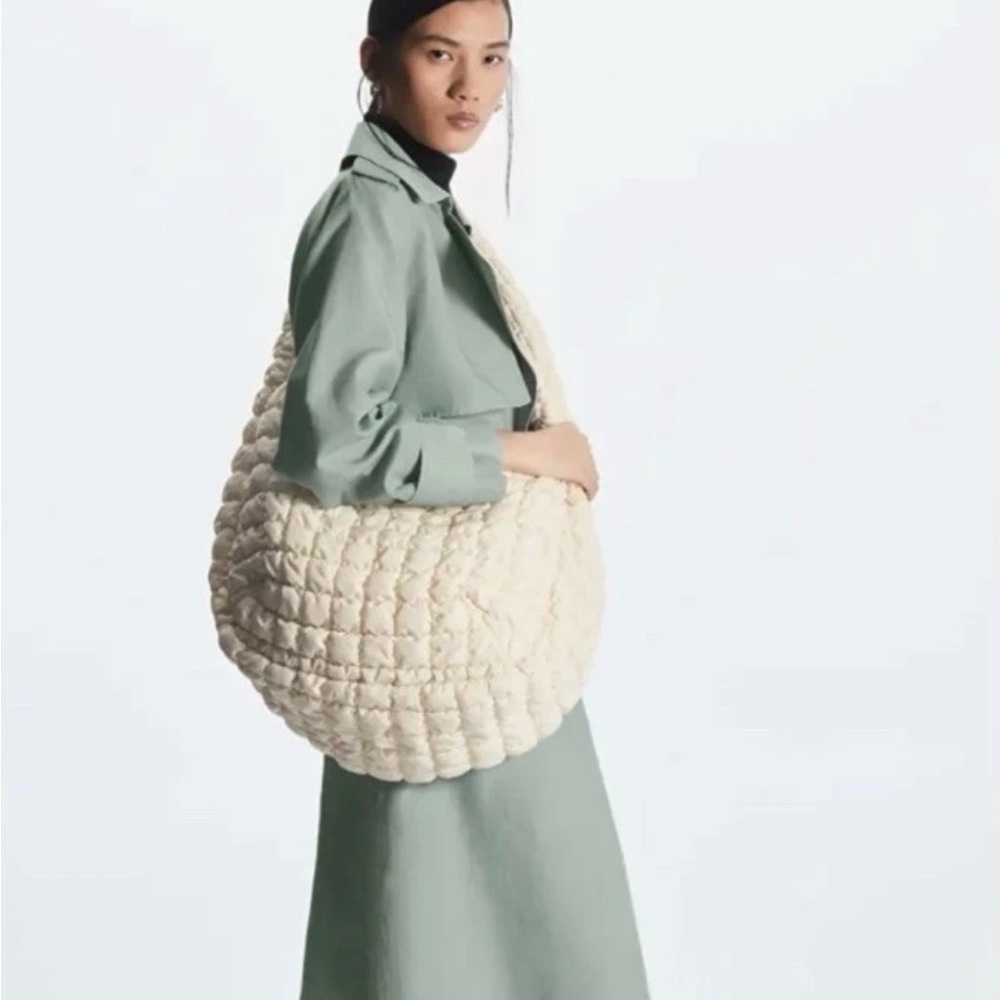 COS Quilted Oversized Shoulder Bag Beige Ivory Puffy Pillow Crossbody EUC - Picture 2 of 8